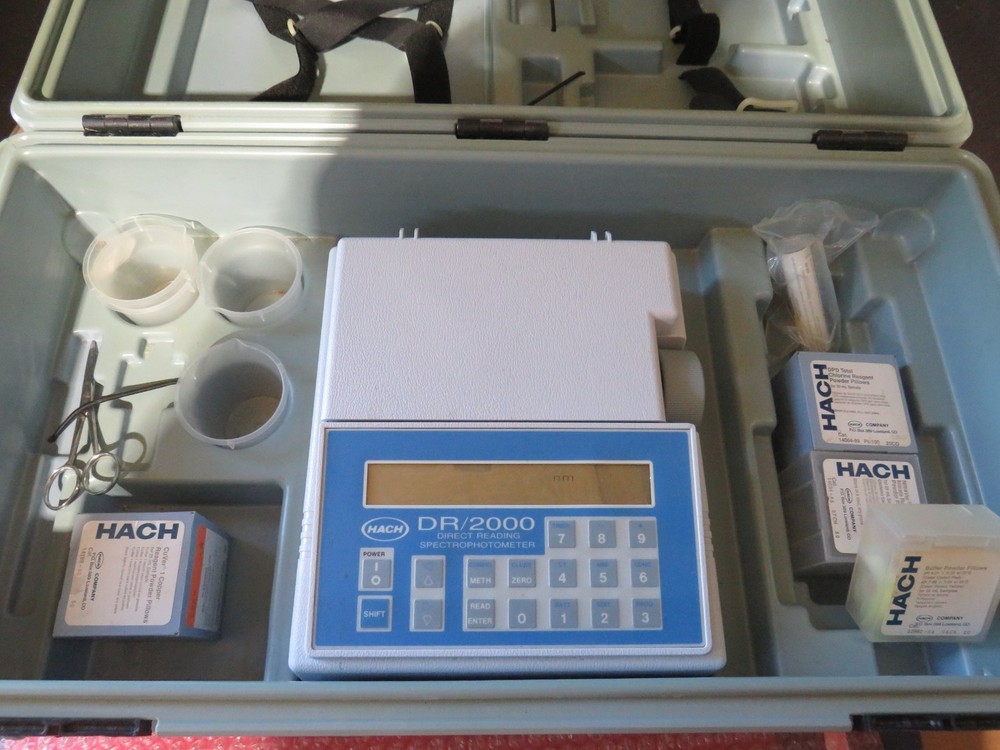 HACH DR/2000 DIRECT READING SPECTROPHOTOMETER NO POWER SUPPLY