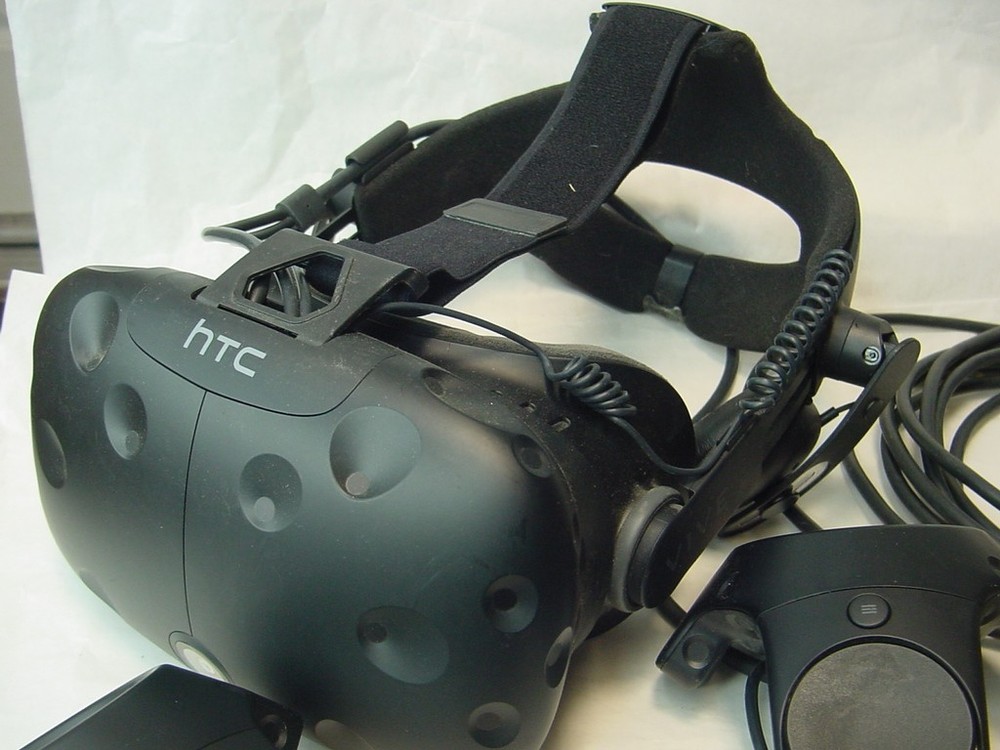 HTC VIVE VR VIRTUAL REALITY HEADSET WITH LINKBOX & CONTROLLERS