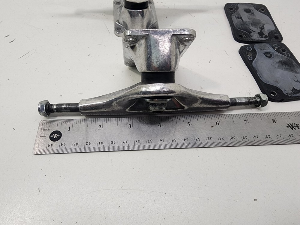 GENARIC Skateboard Trucks Pair 7.5"