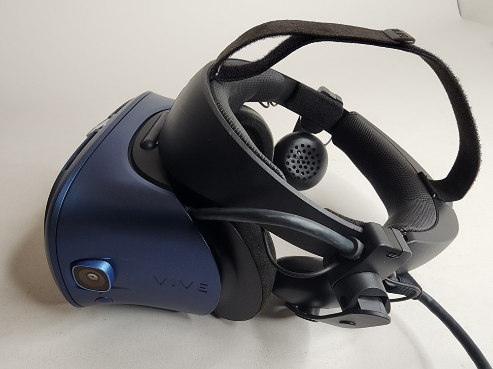 HTC Vive Cosmos Virtual Reality Gaming Headset + Controllers Complete Set