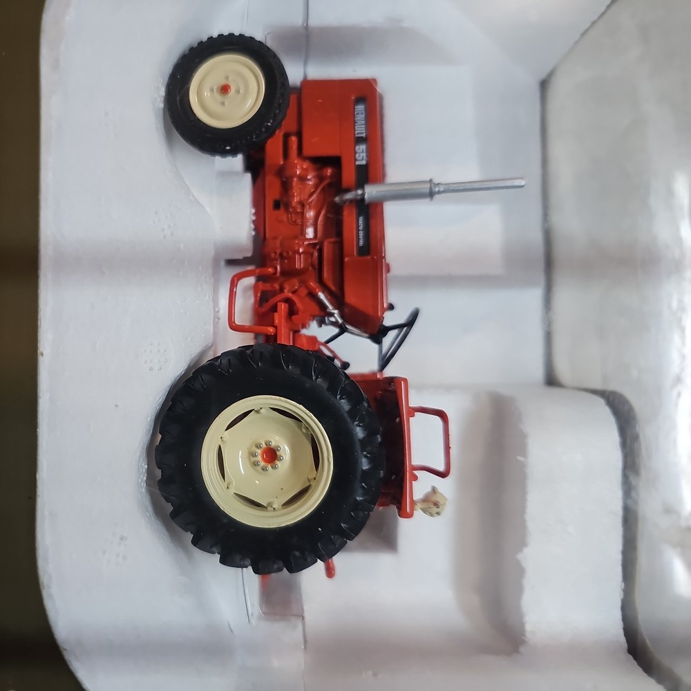 Universal Hobbies 1/32 renault 551