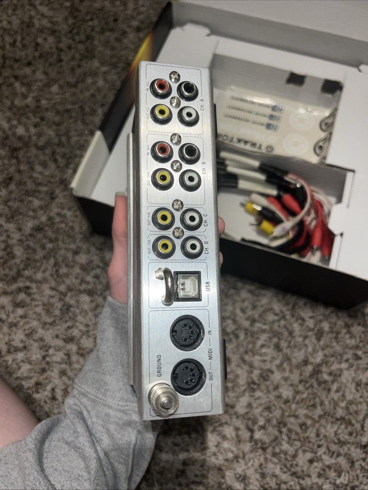 Native Instruments Traktor Scratch Pro DJ Performance Package Audio 8