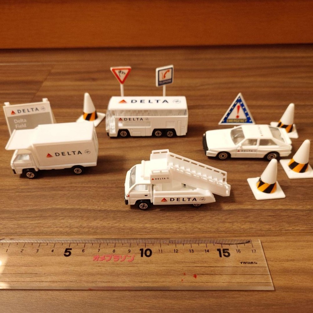 Delta Air Lines Airfield Car Set