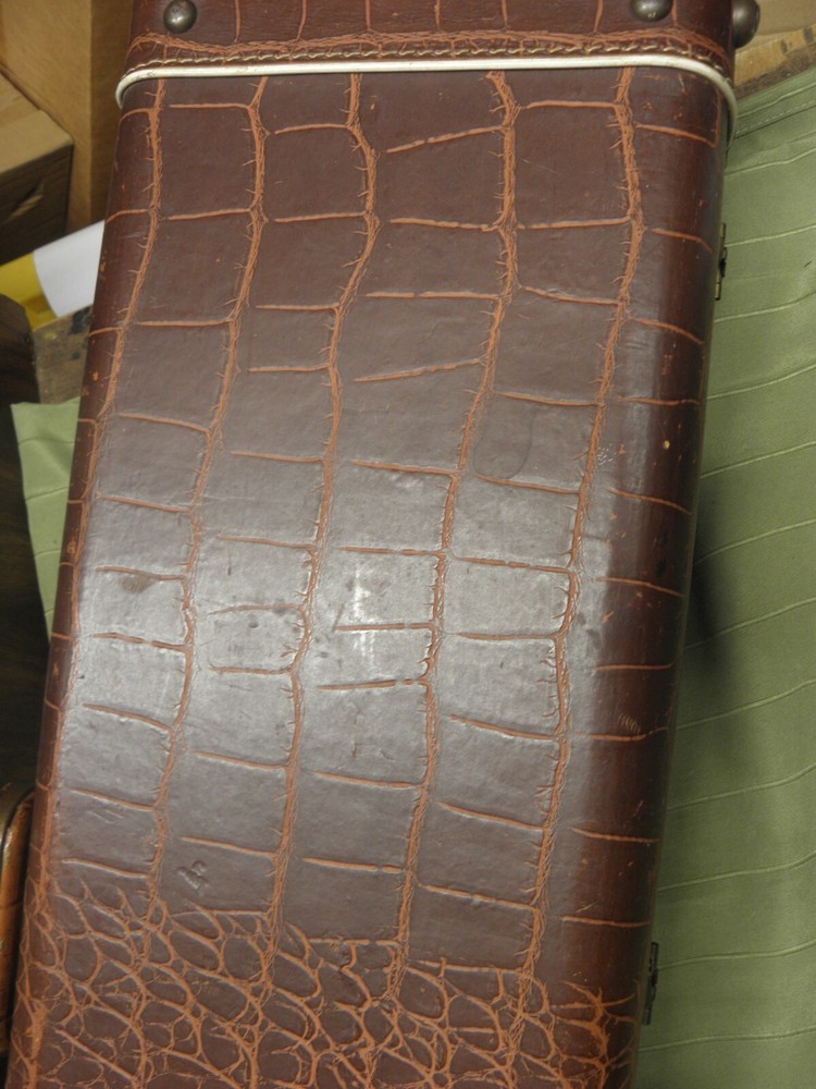 ALLIGATOR STYLE BROWN VIOLIN CASE
