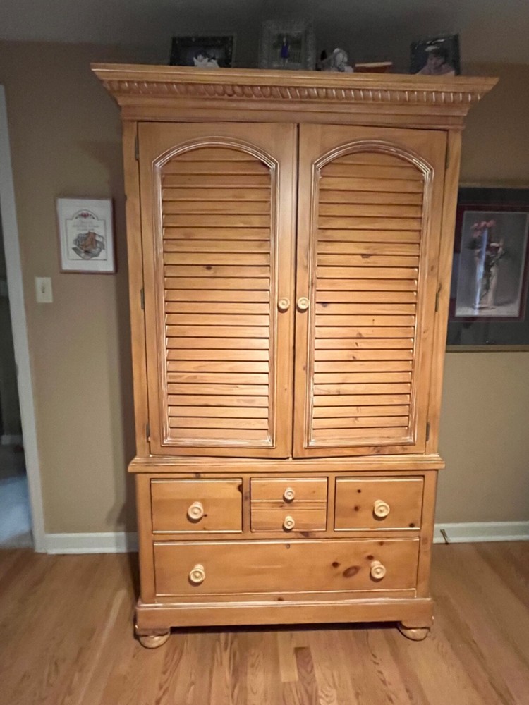 COLONIAL SOLID PINE ARMOIRE/TV 