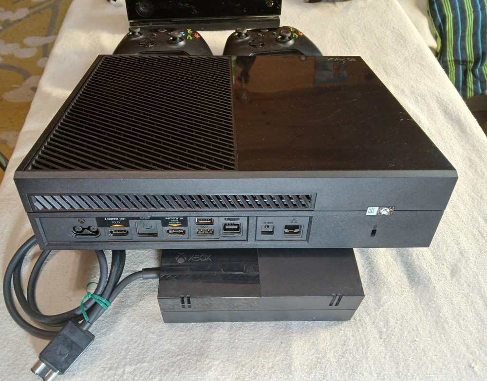 XBox One Console Model 1540 Bundle w/2 Controllers/Kinect Motion Sensor/4 games