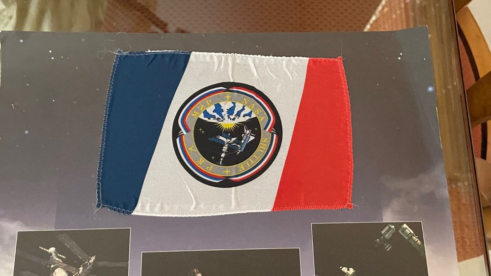 DISCOVERY (STS-91) FLOWN PHASE ONE SHUTTLE-MIR FLAG ON PRESENTATION CERTIFICATE