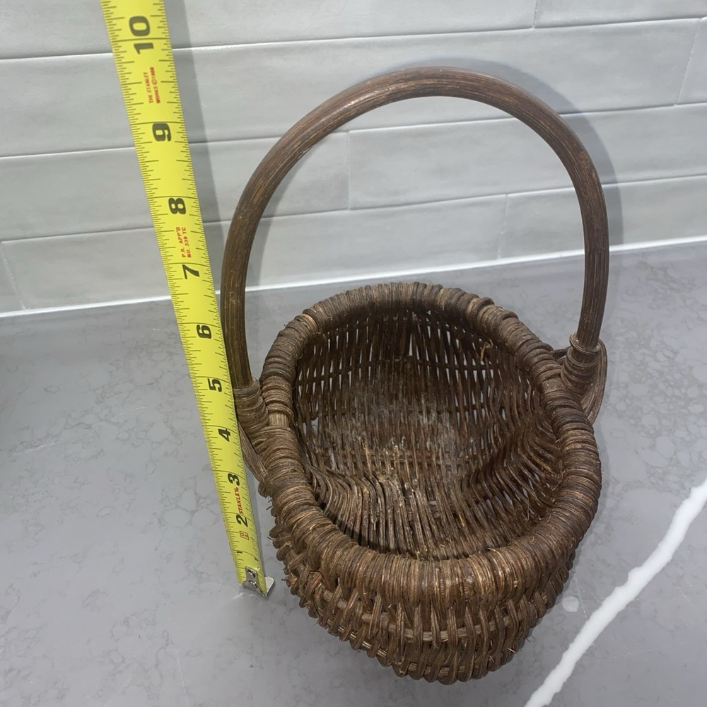 Buttocks basket handcrafted egg gathering herb harvest primitive