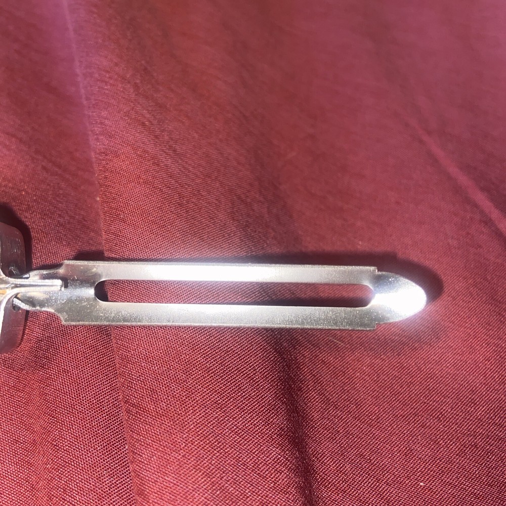 Vegetable Floating Blade Peeler Stainless White Rubber Handle 6"