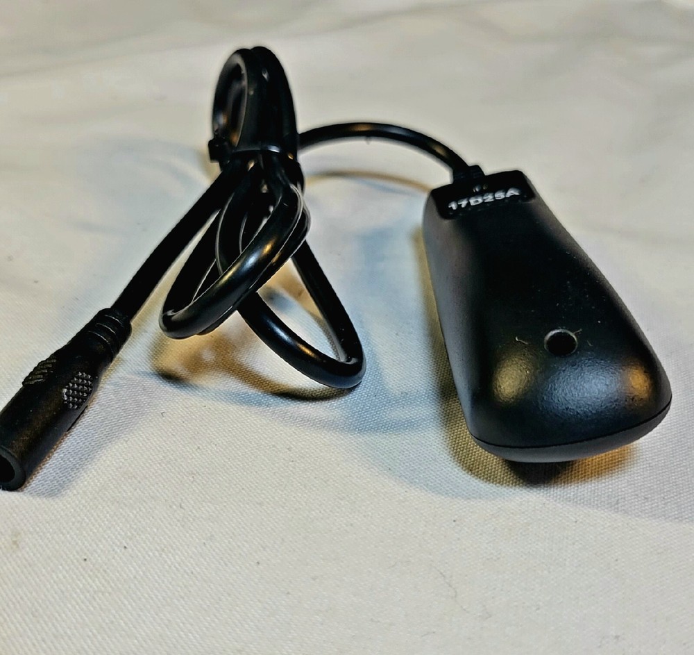 INSIGNIA 3 Ft Wired Universal Shutter Remote (Model NS-USR1) 17D25A