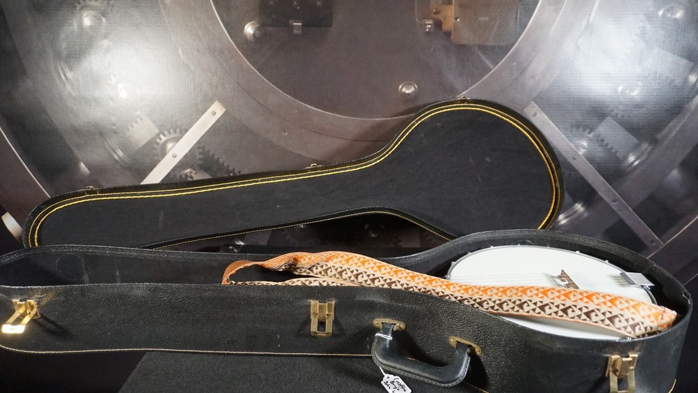 Crestline 5-String Banjo w/ Chipboard Case