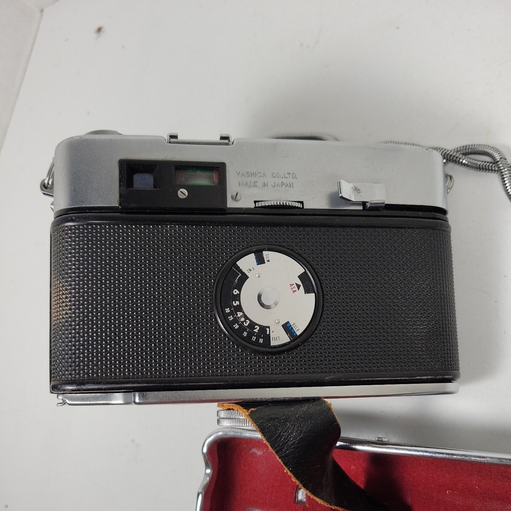 Camera YASHICA Flash-O-Set 35mm Vintage Camera With Case. Untested
