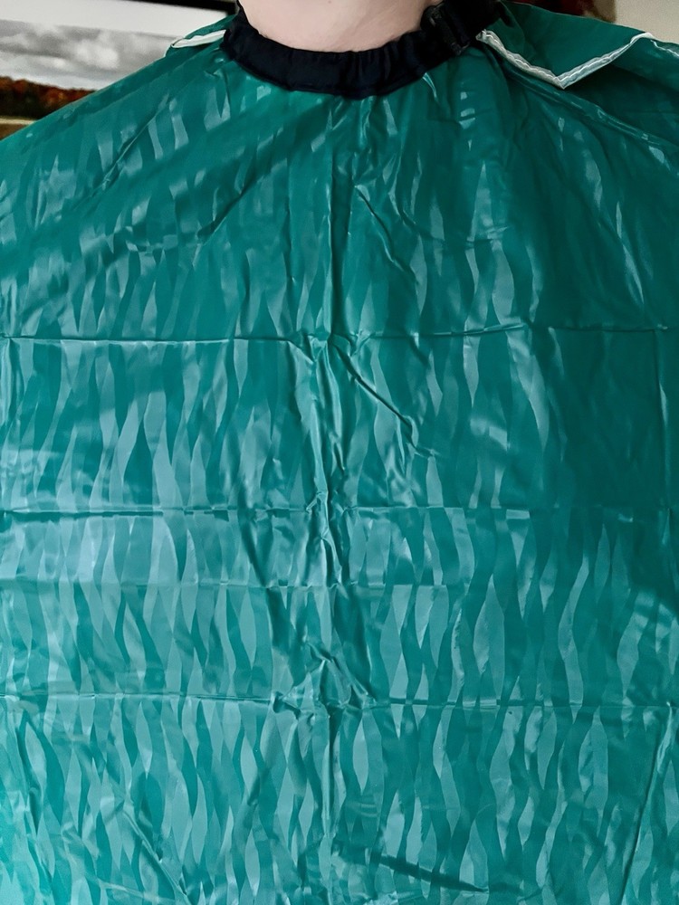 Green Andre Vinyl Shampoo With Dri-Back Cape