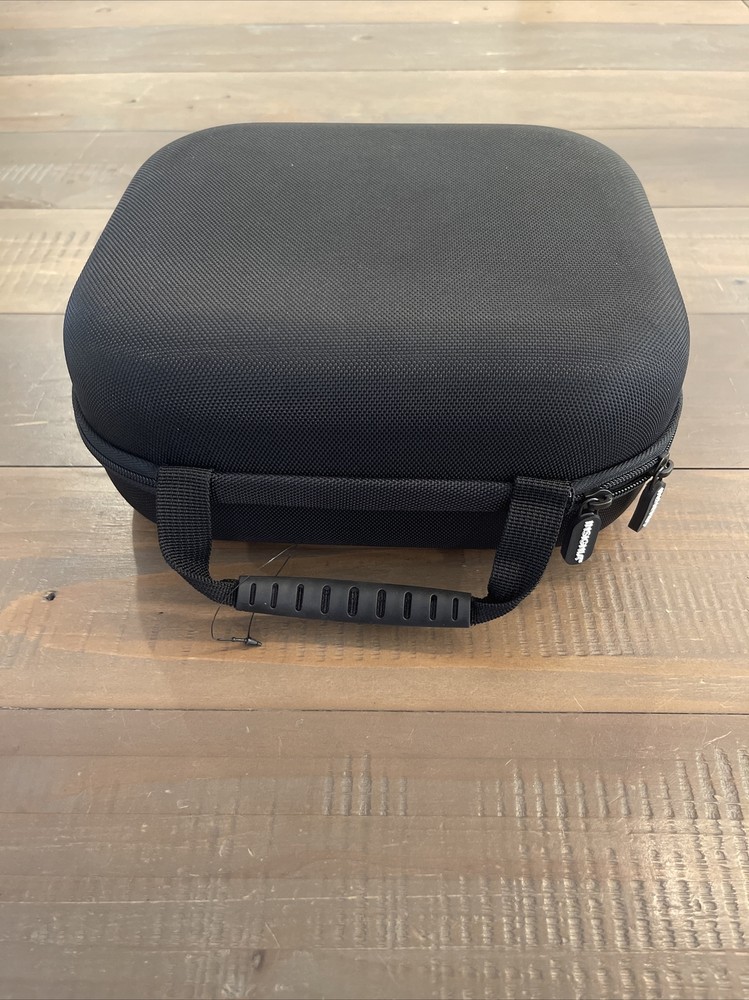Oculus Quest 2 Carrying Case( BRAND NEW)