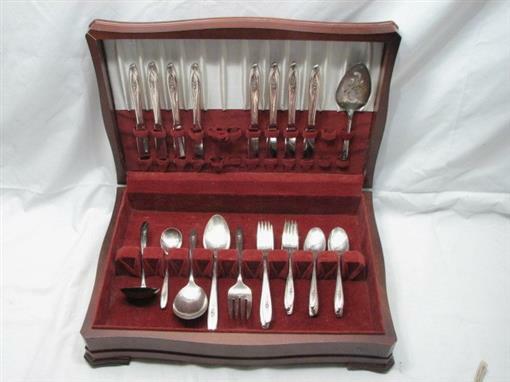 IS INTERNATIONAL SILVER TULIP PLATED FLATWARE SET SILVERWARE 46 PIECES W/BOX