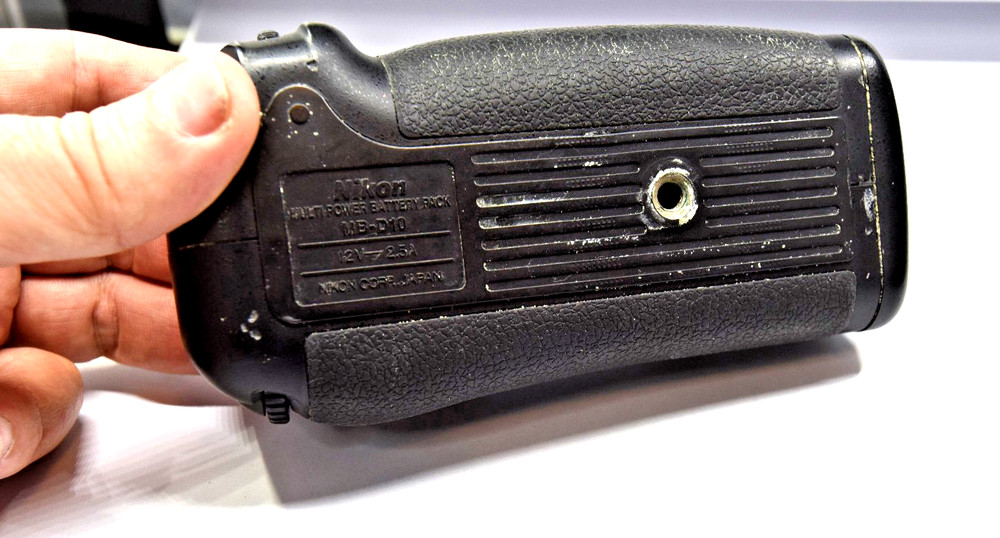 Genuine OEM Nikon MB-D10 Multi Power Battery Grip