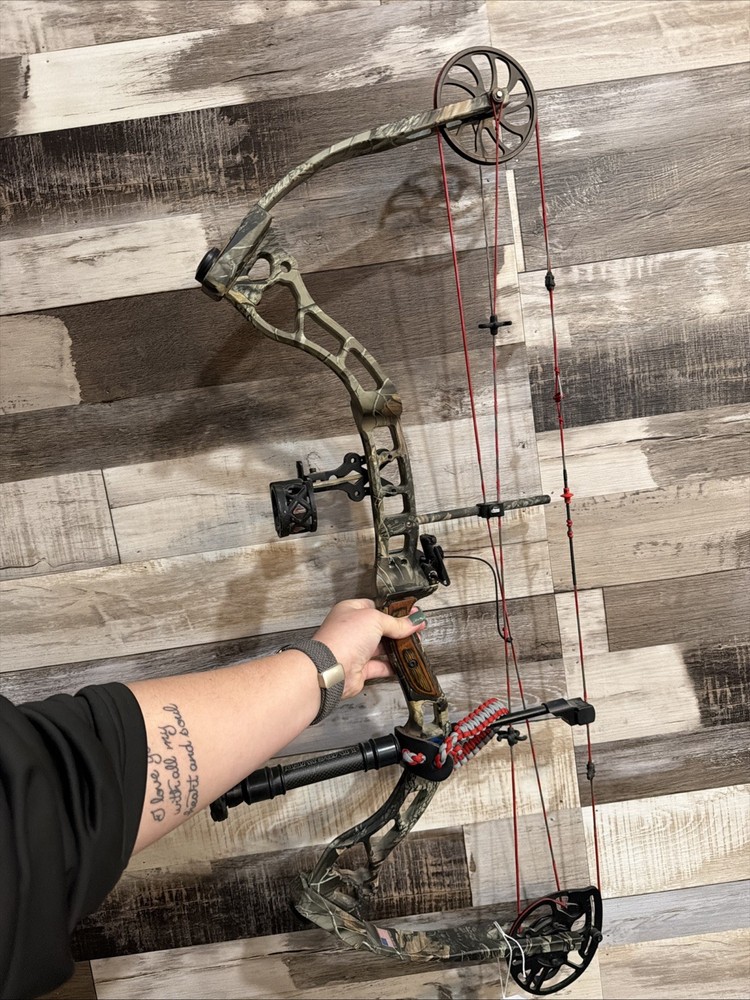 Diamond Stud Right Handed Compound Used Bow Fully Loaded With New Strings