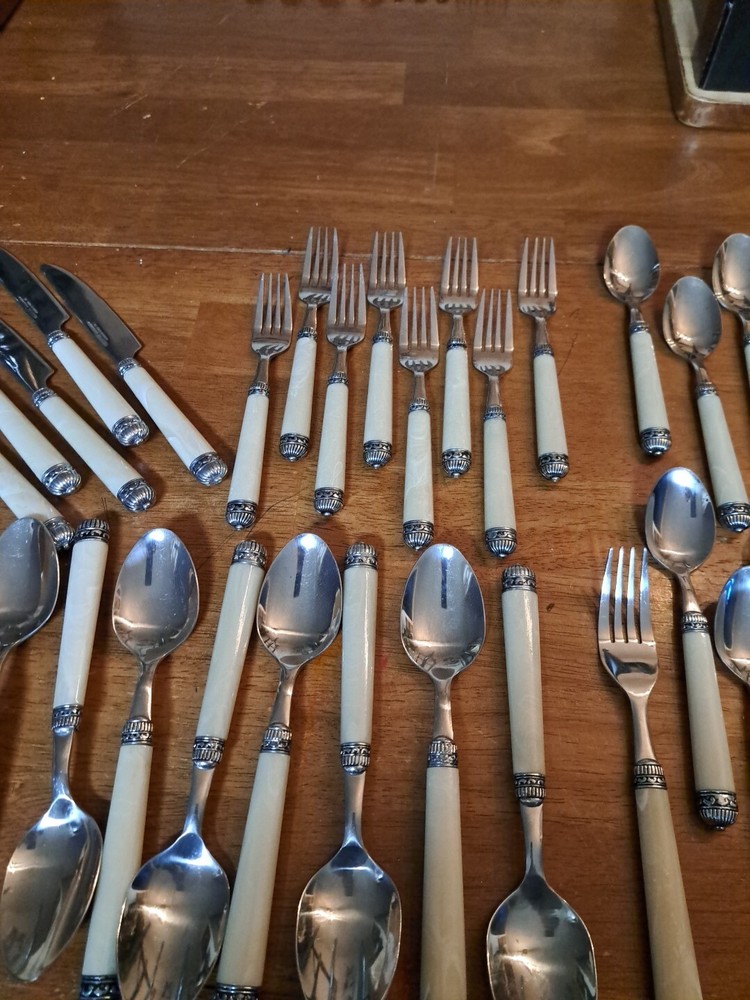 RARE HAMPTON HSV54 WHITE MARBLE HANDLE DINNER SET STAINLESS