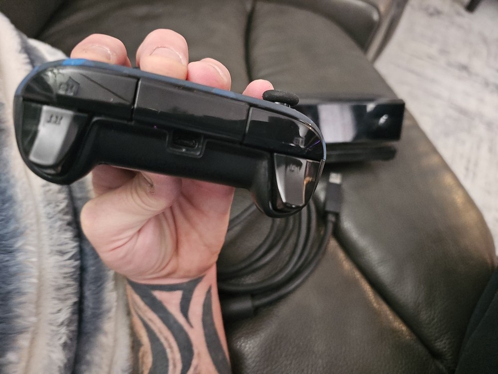 Microsoft Xbox One Kinect Sensor Bar - Black With controller