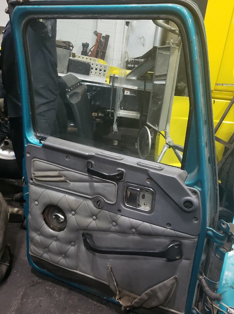 WESTERN STAR 5900 2000 RH DOOR ASSEMBLY FRONT