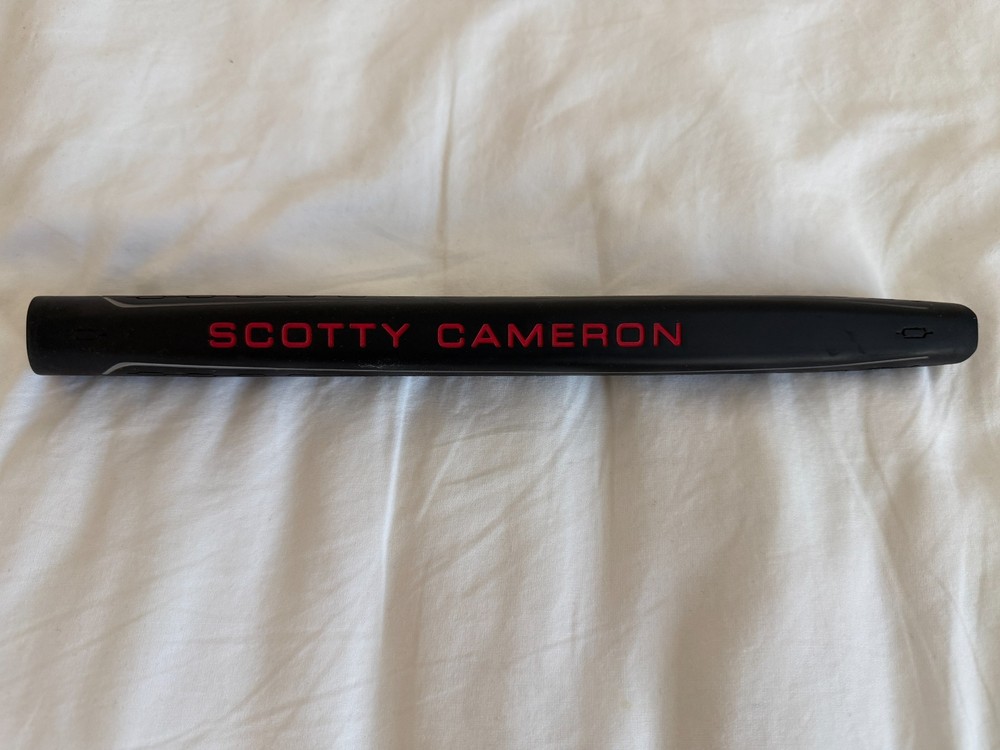 SCOTTY CAMERON grip pulled from 2025 STUDIO STYLE PUTTER - Red text