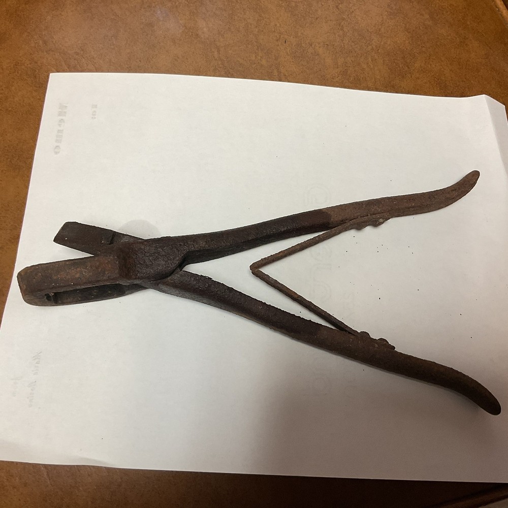 Vintage Cattle Ear Notcher. Good , Rusty. Works.