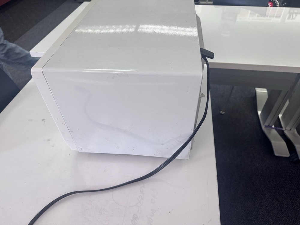 Magic Chef Microwave (Working) – Needs Glass Plate