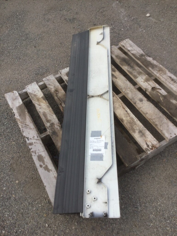 FREIGHTLINER CASCADIA  Fairing Tag# 1040041