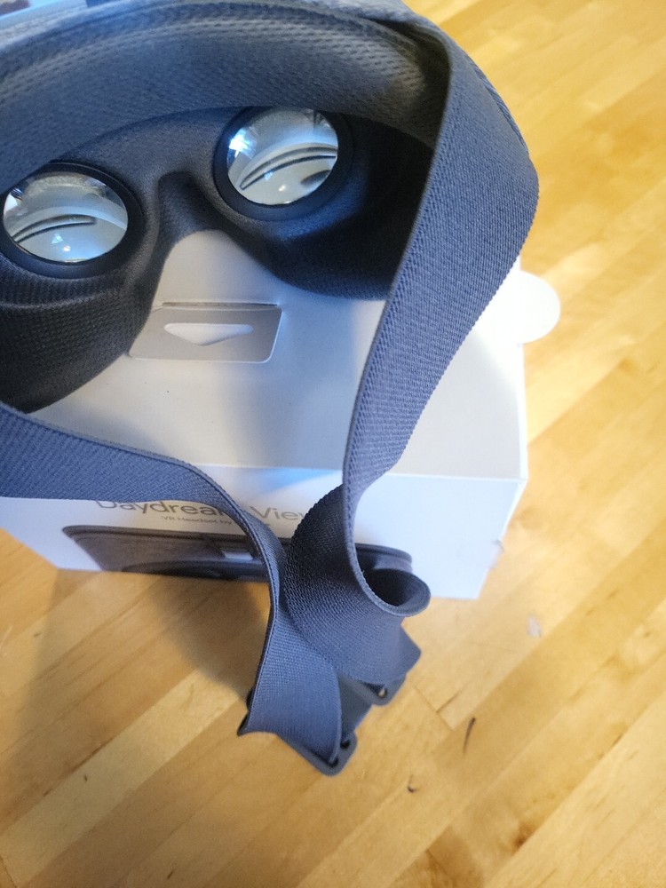 Google Daydream View VR Headset - W/Box but no remote