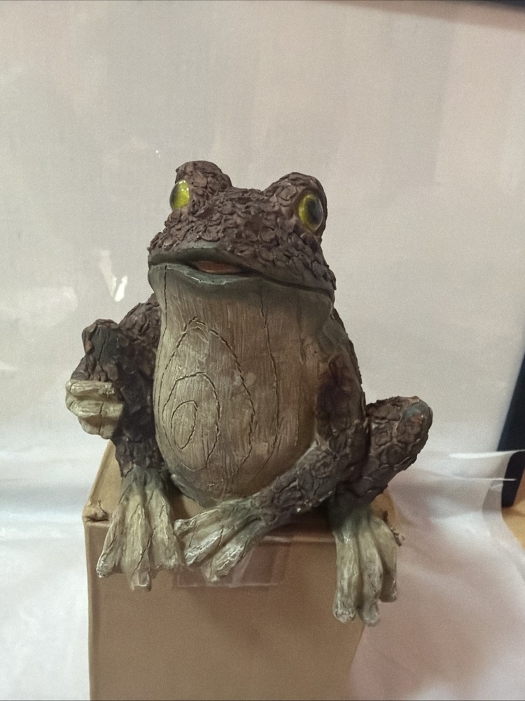 Frog Statue 7” x 6.5”