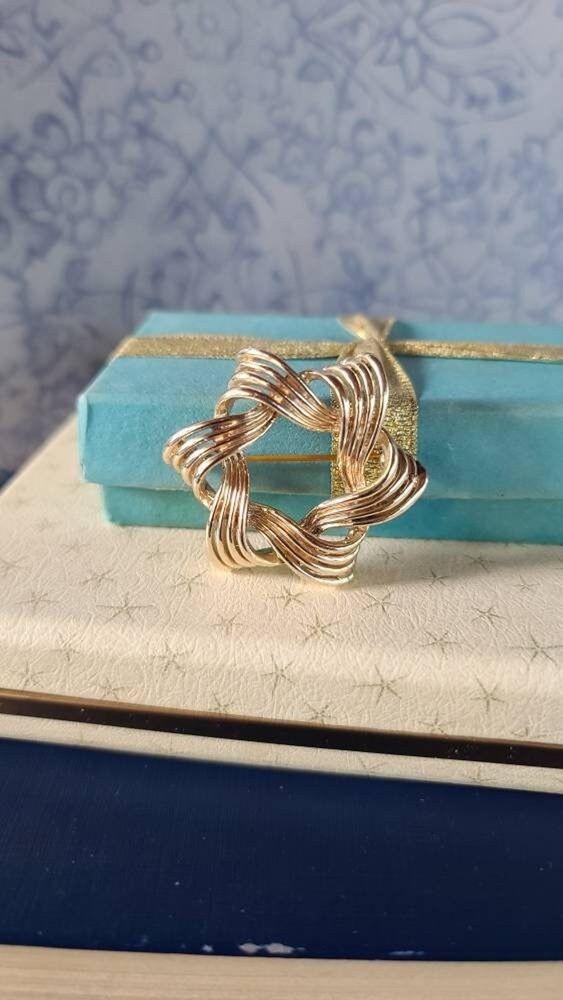 Gold Star Wreath Brooch