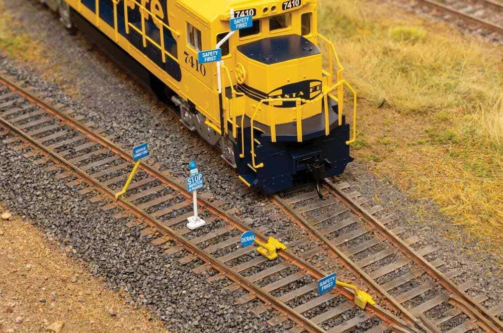 Walthers 933-4162 Blue Flags Kit (50Pkg) HO Scale