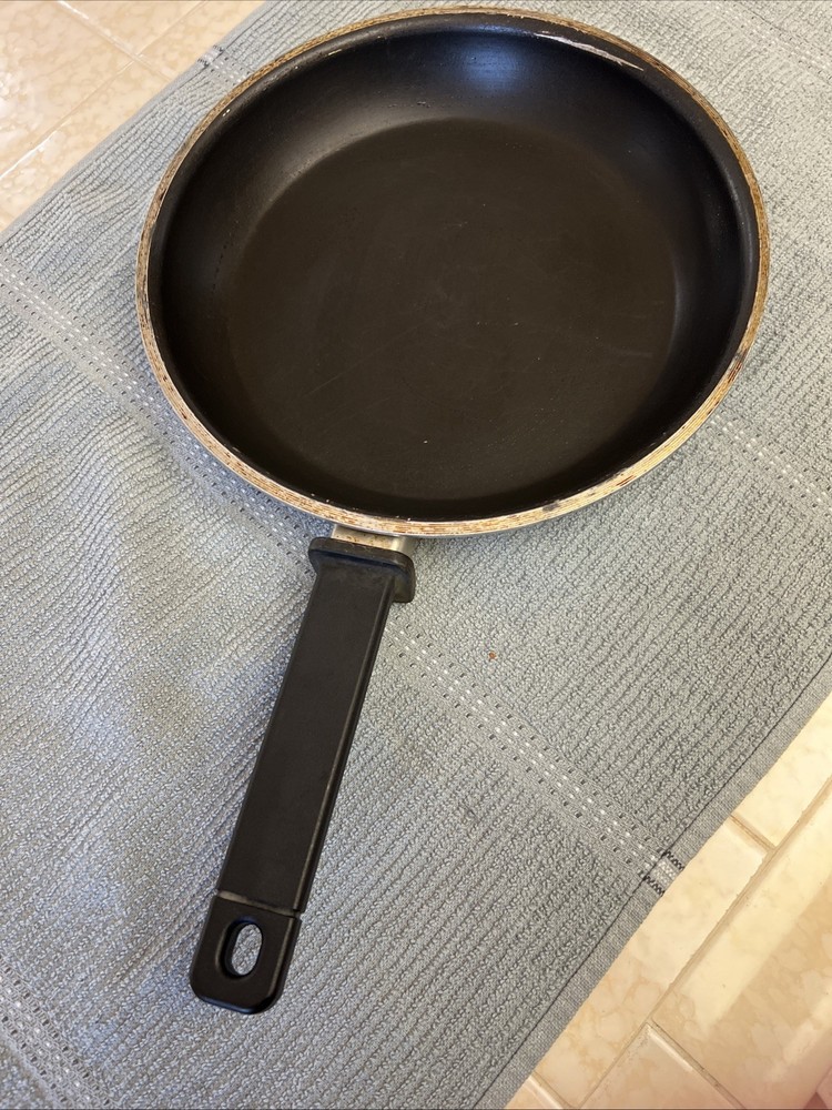 Wear Ever 10” Frying Pan