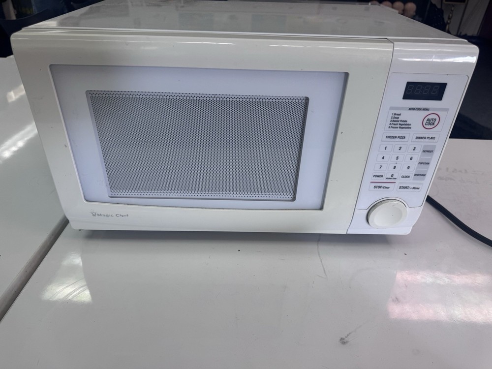 Magic Chef Microwave (Working) – Needs Glass Plate