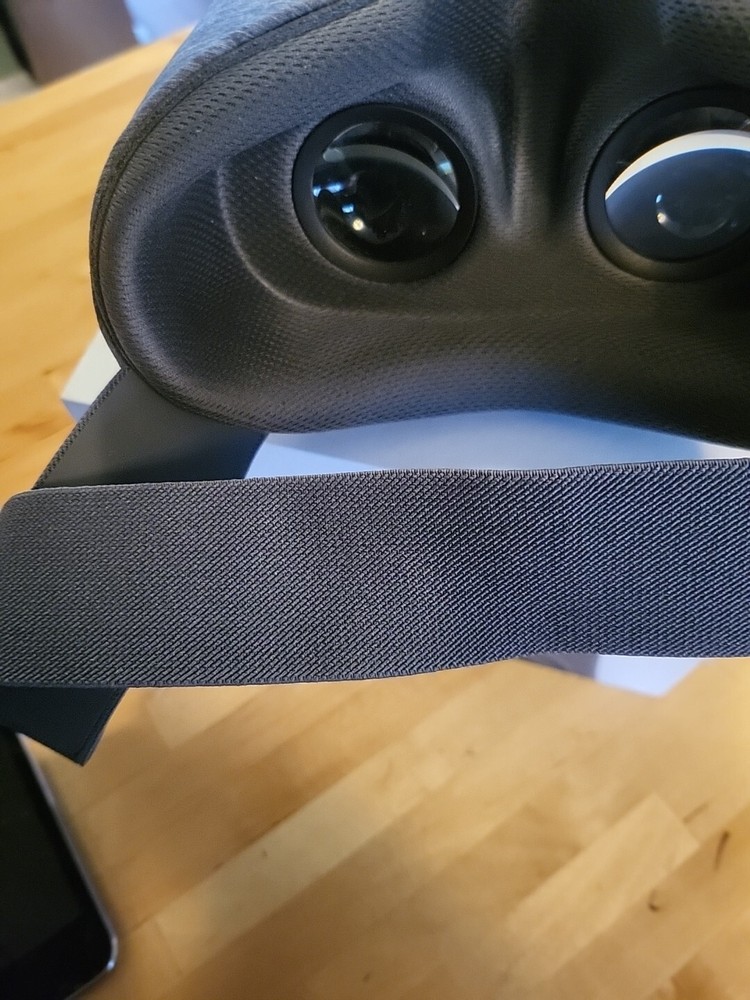 Google Daydream View VR Headset - W/Box but no remote