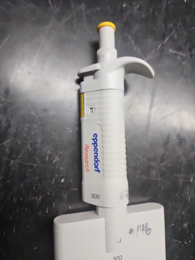 Eppendorf RESEARCH 8-channel pipette 300