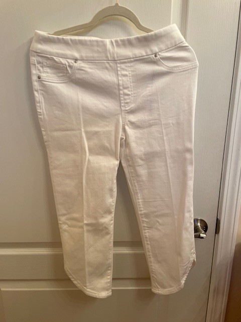 Chico's Size 0 (size 4) Pull-On Alabaster Capri