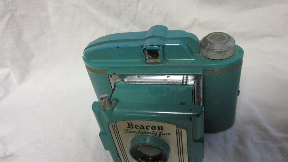 VINTAGE 1950s BEACON TWO TWENTY FIVE CAMERA