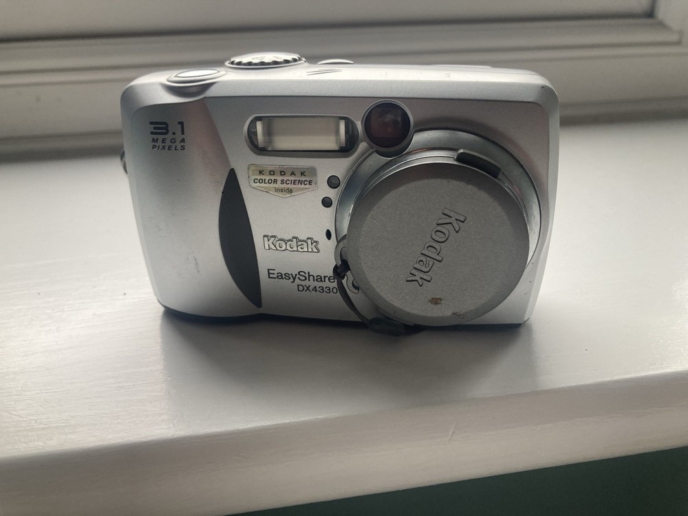 Kodak Easy Share Compact Camera Silver DX  4330 - with battery, untested