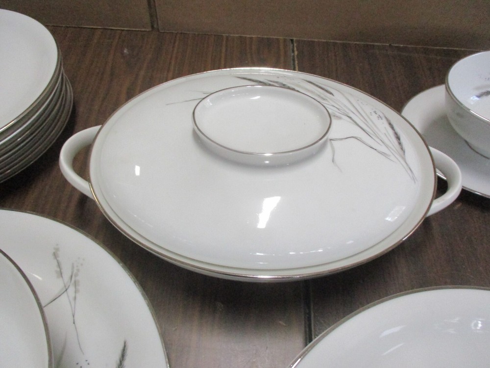Ceres (Coupe) by EASTERLING 74 Piece Set Service for 8