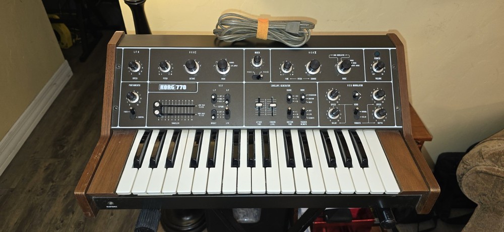 KORG 770 Synthesizer