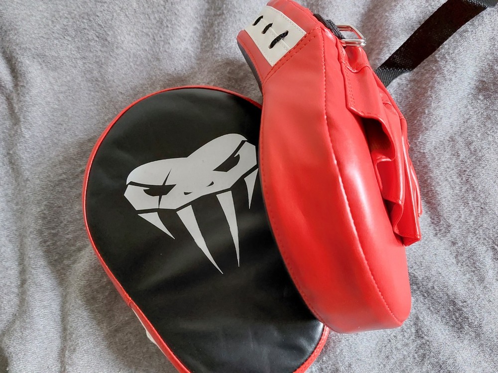 Venum Curved PU Punching Pads (2 pcs)