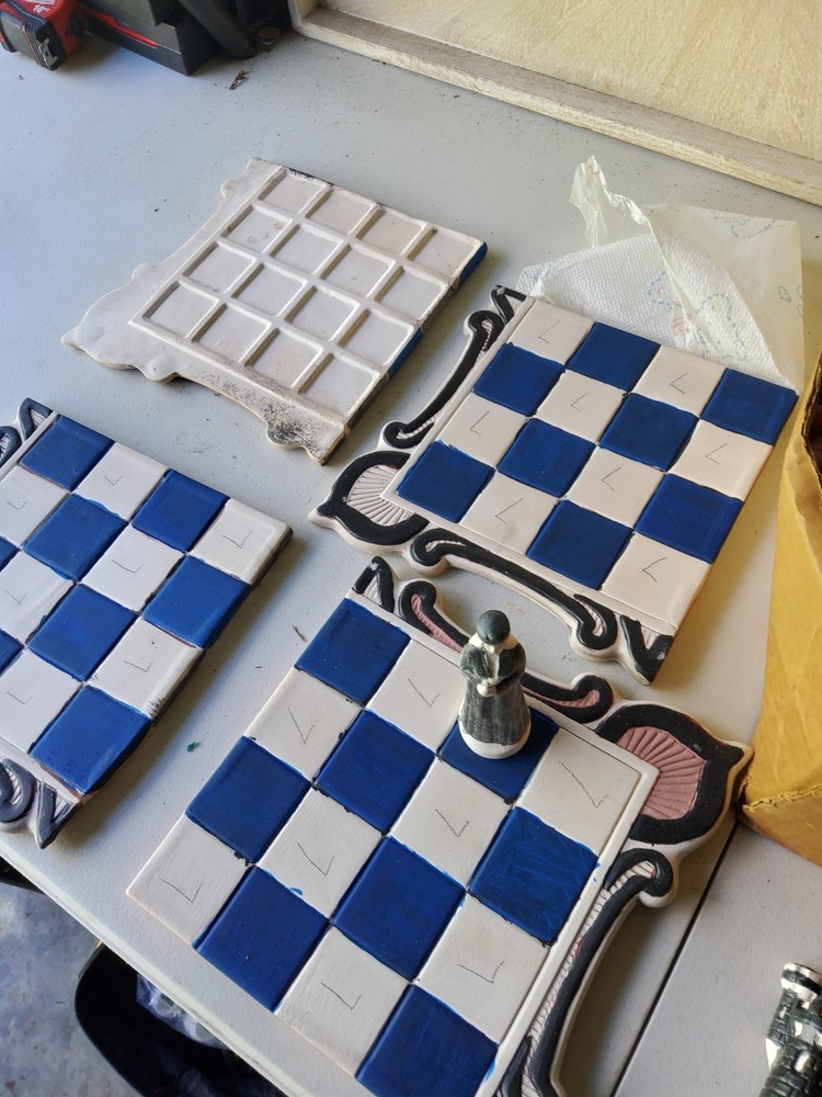 vintage 1976 Scioto ceramic chess with board.used