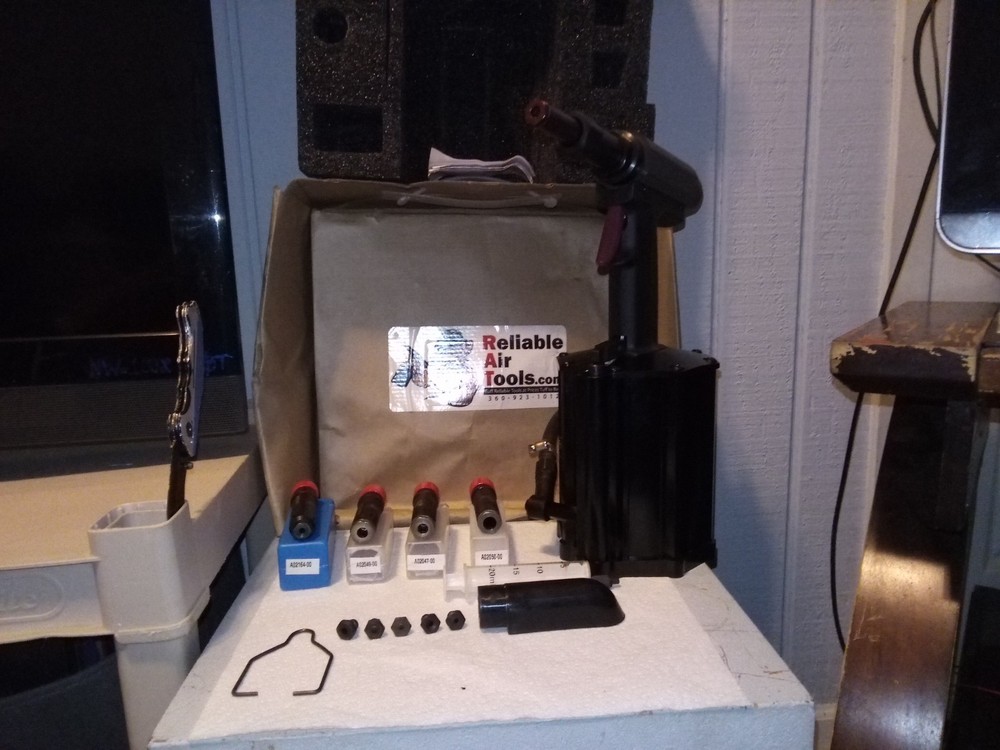 pneumatic riveting gun