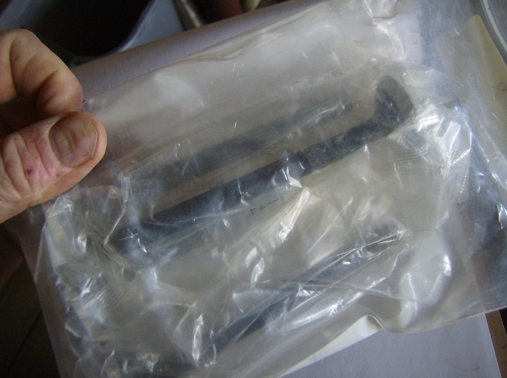 747552M1 EXHAUST VALVE