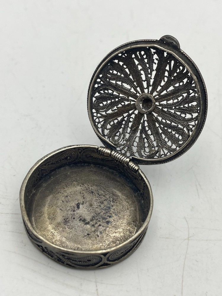 ANTIQUE SILVER FILIGREE round shape BOX compact pill Box