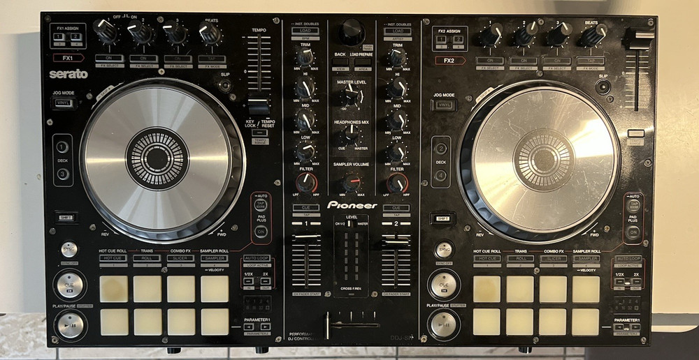 Pioneer DDJ-SR Digital DJ Controller Comes With Extras please read description
