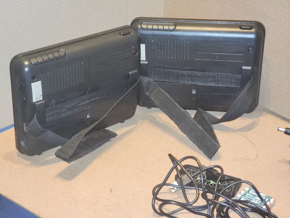 RCA 7" DOUBLE PLAY MOBILE DVD SYSTEM DUAL SCREENS GAME W/CONTROLLER DRC62705E24G