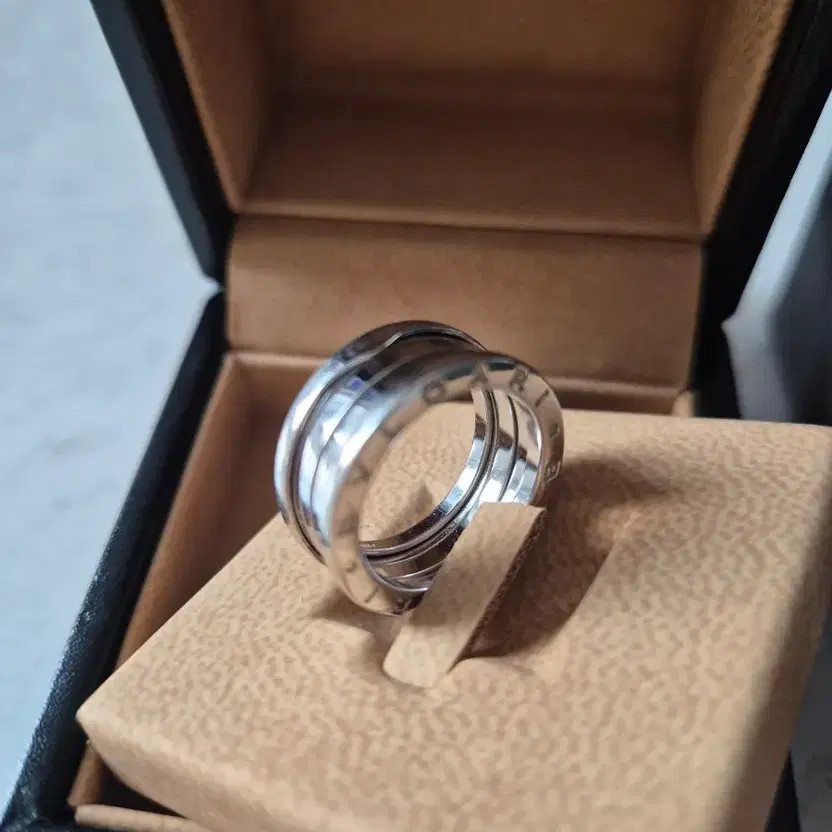 Momo Iri Mini Fan Light - Pseka Momo Iri Light