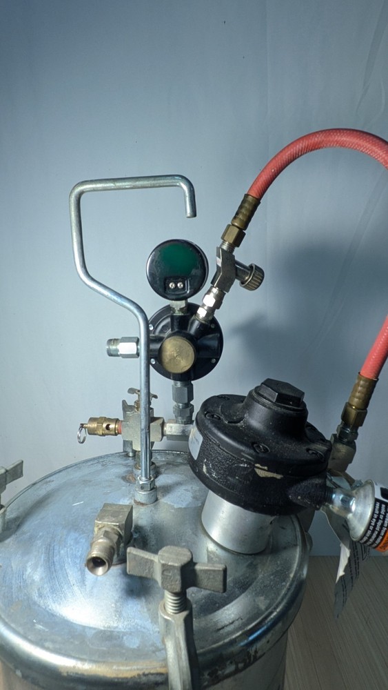 BINKS PAINT SPRAY PRESSURE POT TANK
